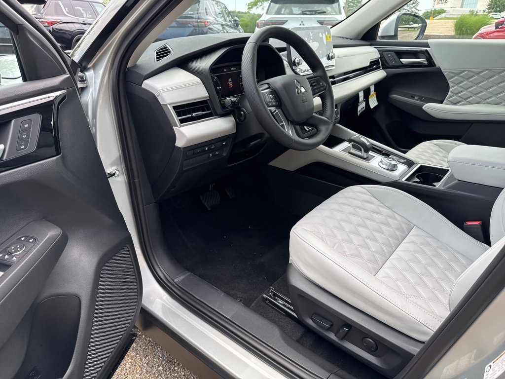 New 2025 Mitsubishi Outlander SEL image 37