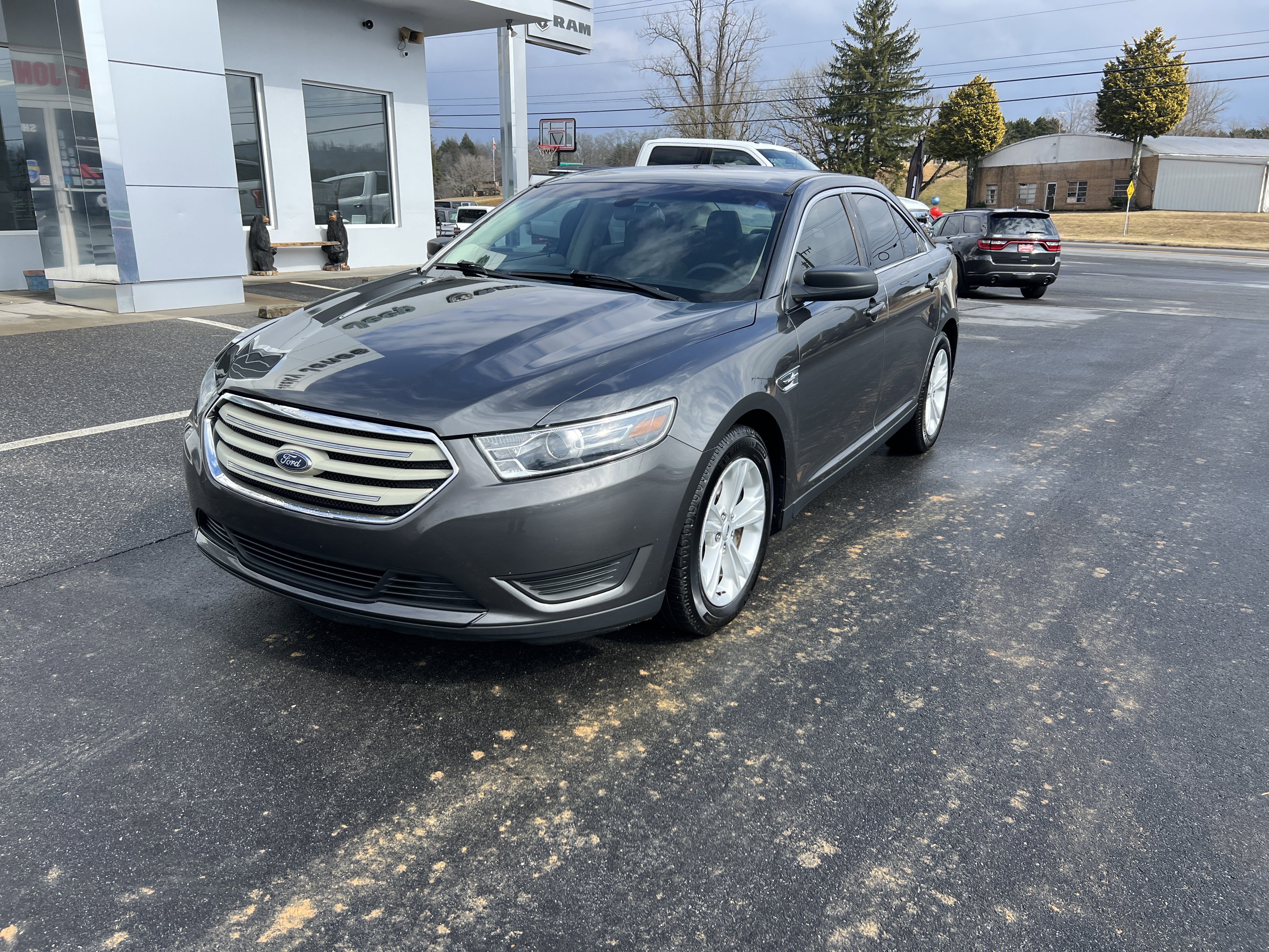 Used 2017 Ford Taurus SE FWD image 6