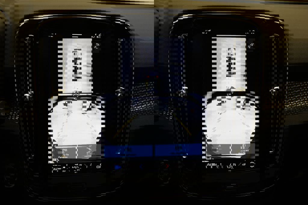 Used 2025 Volvo XC40 B5 Plus image 27