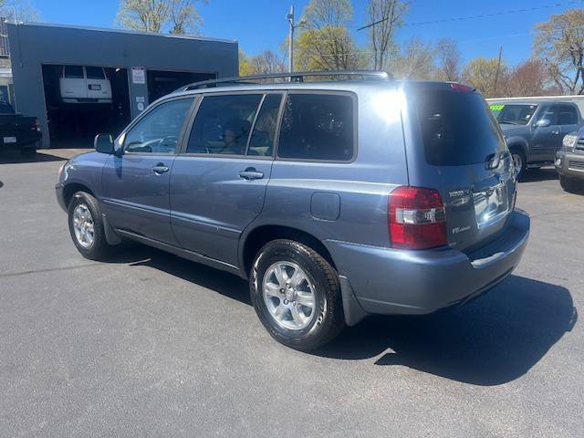 Used 2005 Toyota Highlander 4WD V6 w/ 3rd Row image 3