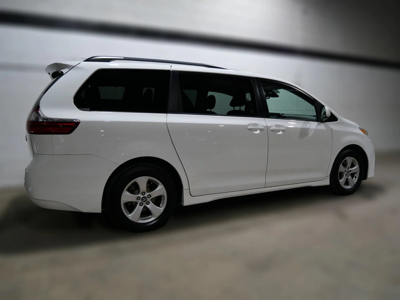 Used 2018 Toyota Sienna LE FWD image 6