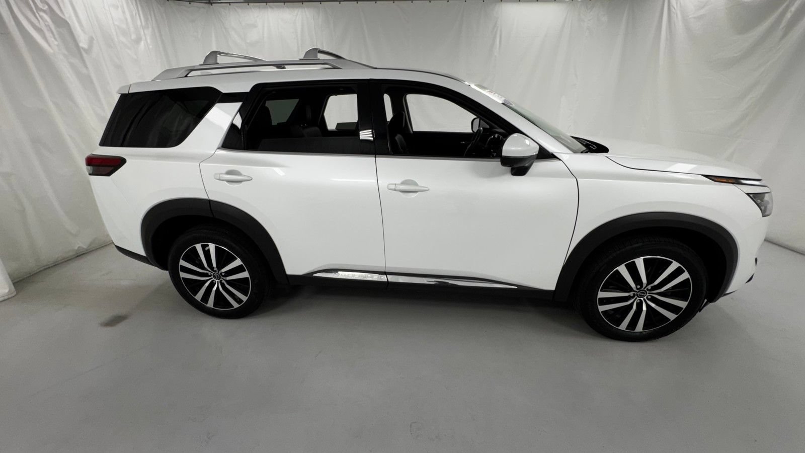 Certified 2025 Nissan Pathfinder Platinum AWD/4WD image 2