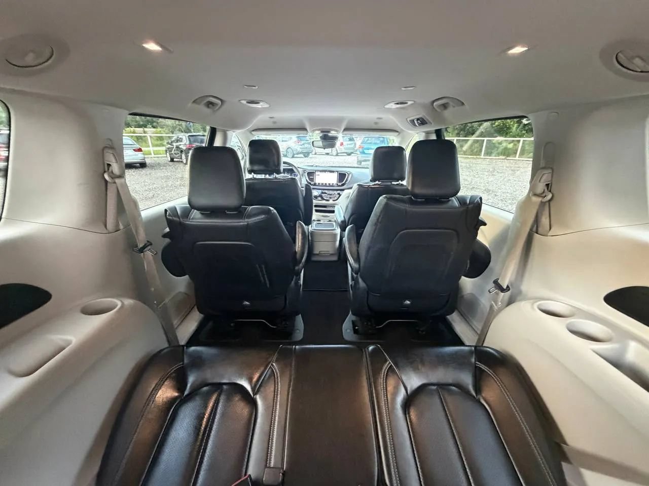 Used 2023 Chrysler Pacifica Touring-L FWD image 13
