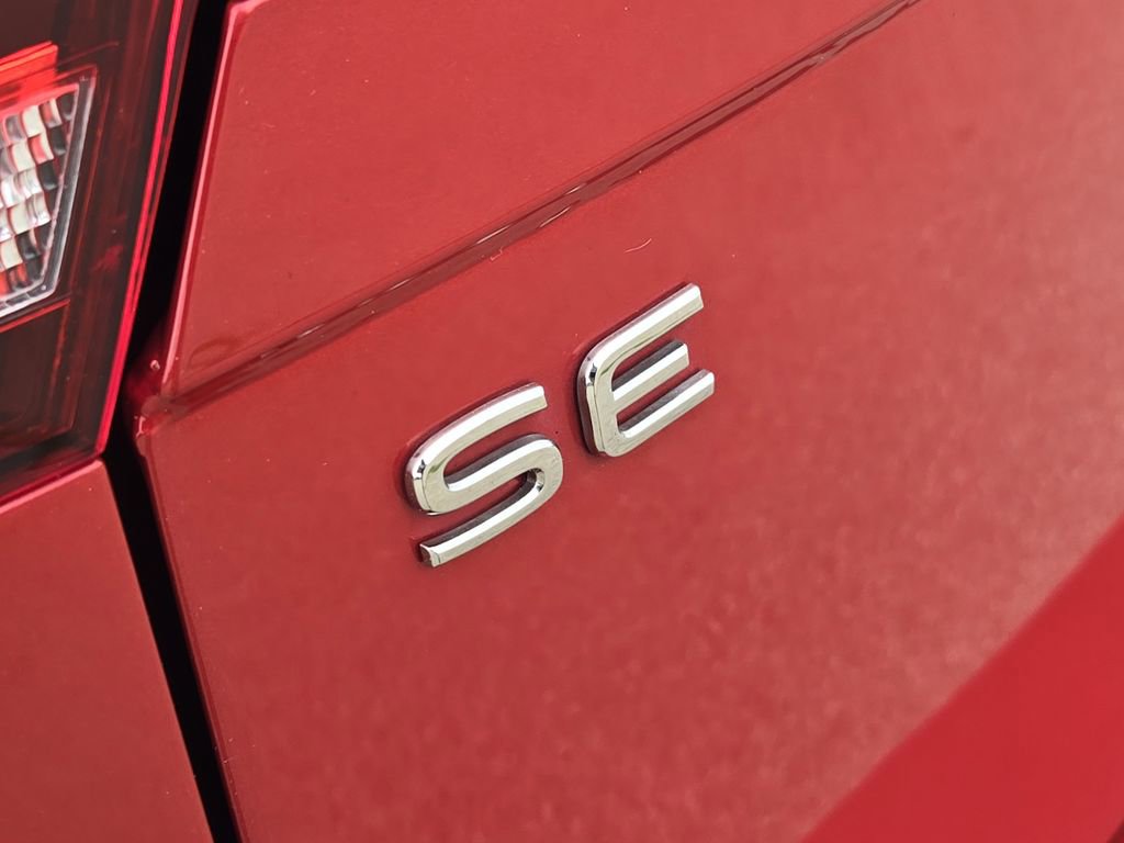 Used 2022 Volkswagen Tiguan SE w/ Panoramic Sunroof Package FWD image 12