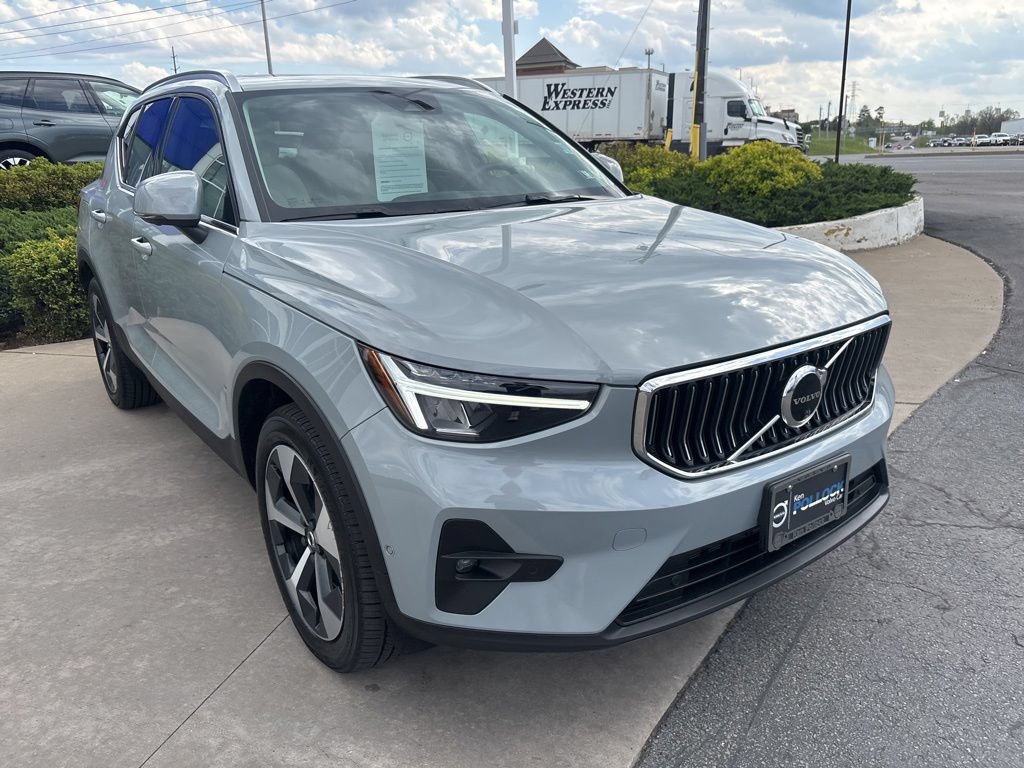Certified 2024 Volvo XC40 B5 Plus w/ Climate Package AWD/4WD image 4