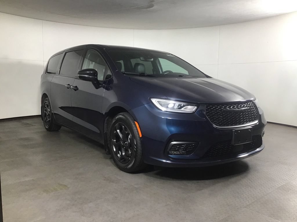 Used 2023 Chrysler Pacifica Limited w/ Uconnect Theater Family Group
