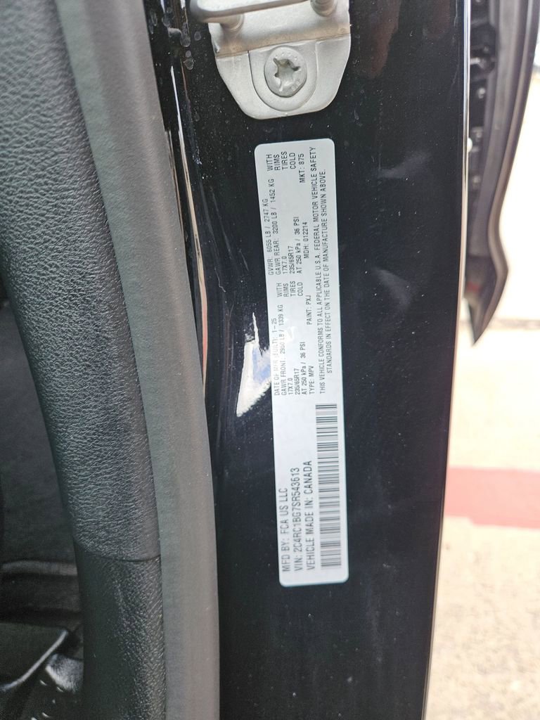 Used 2025 Chrysler Pacifica Select image 29