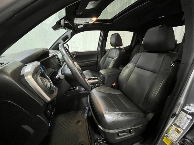 Used 2022 Toyota Tacoma Limited w/ Black Out Package (TMS) AWD/4WD image 11