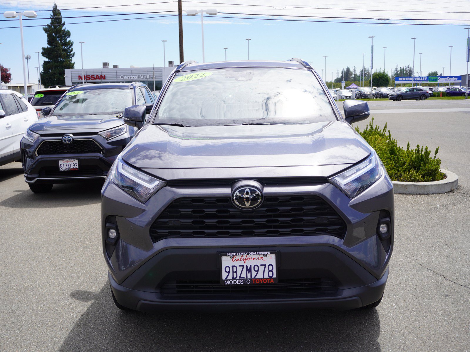 Used 2022 Toyota RAV4 XLE Premium AWD/4WD image 4