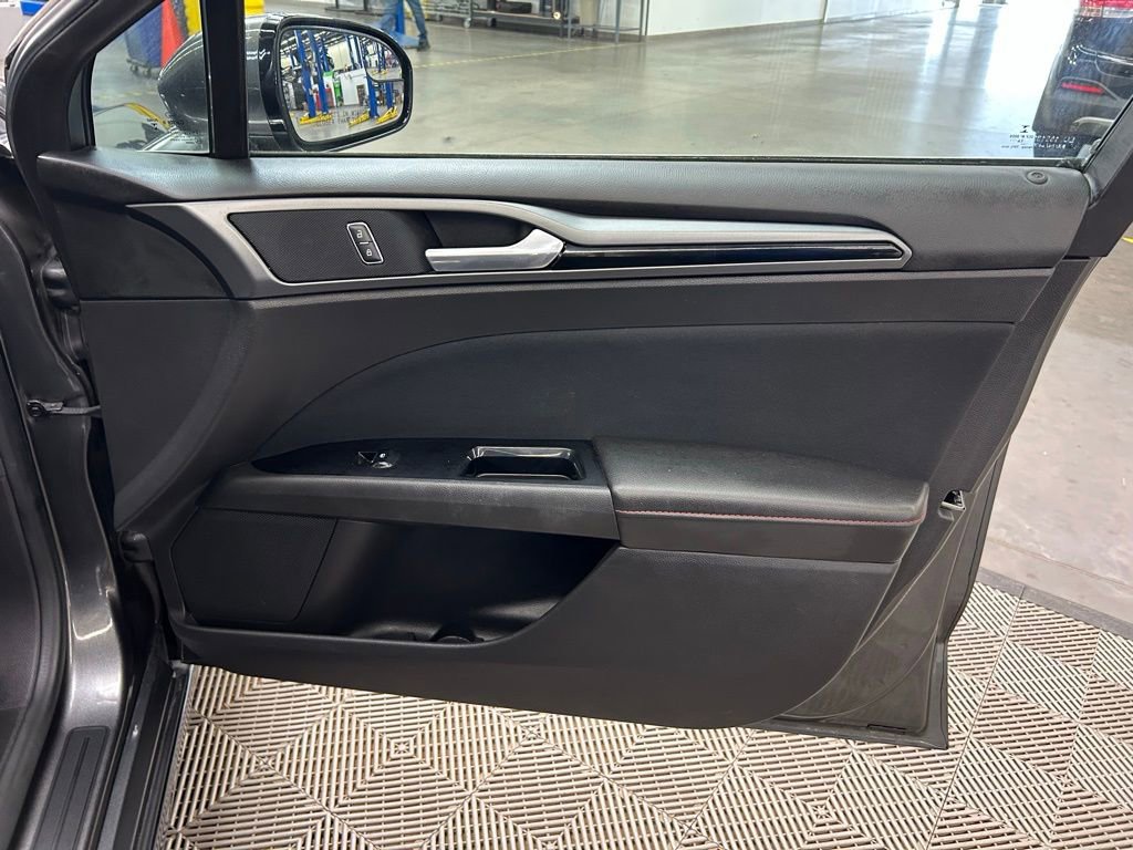 Used 2016 Ford Fusion SE FWD image 12