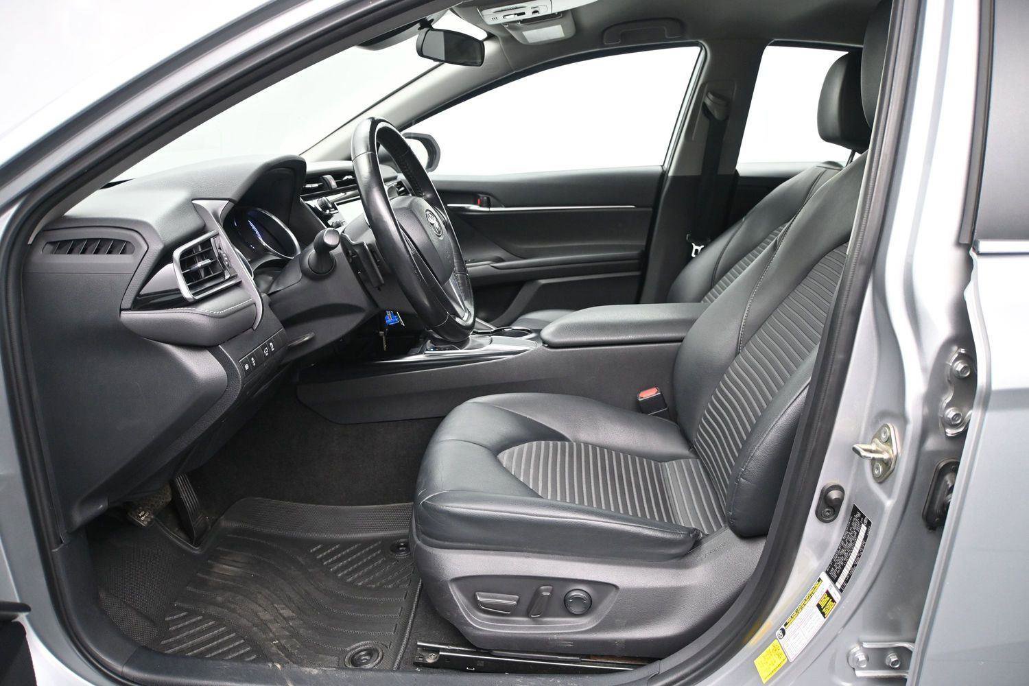 Used 2020 Toyota Camry SE FWD image 6