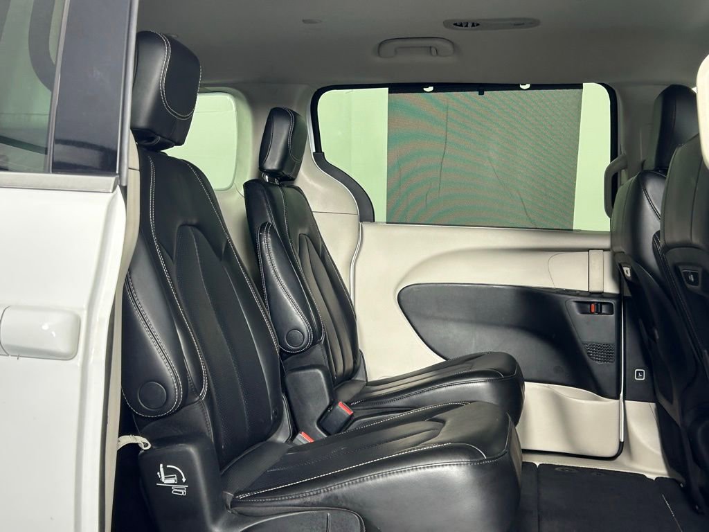 Used 2023 Chrysler Pacifica Touring-L image 12