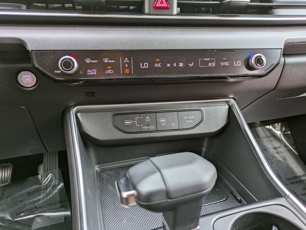 Used 2025 Kia Carnival EX image 18
