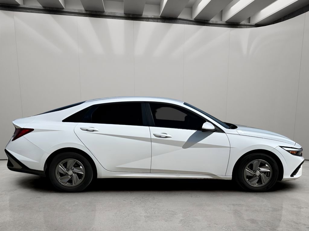 Used 2025 Hyundai Elantra SE FWD image 6