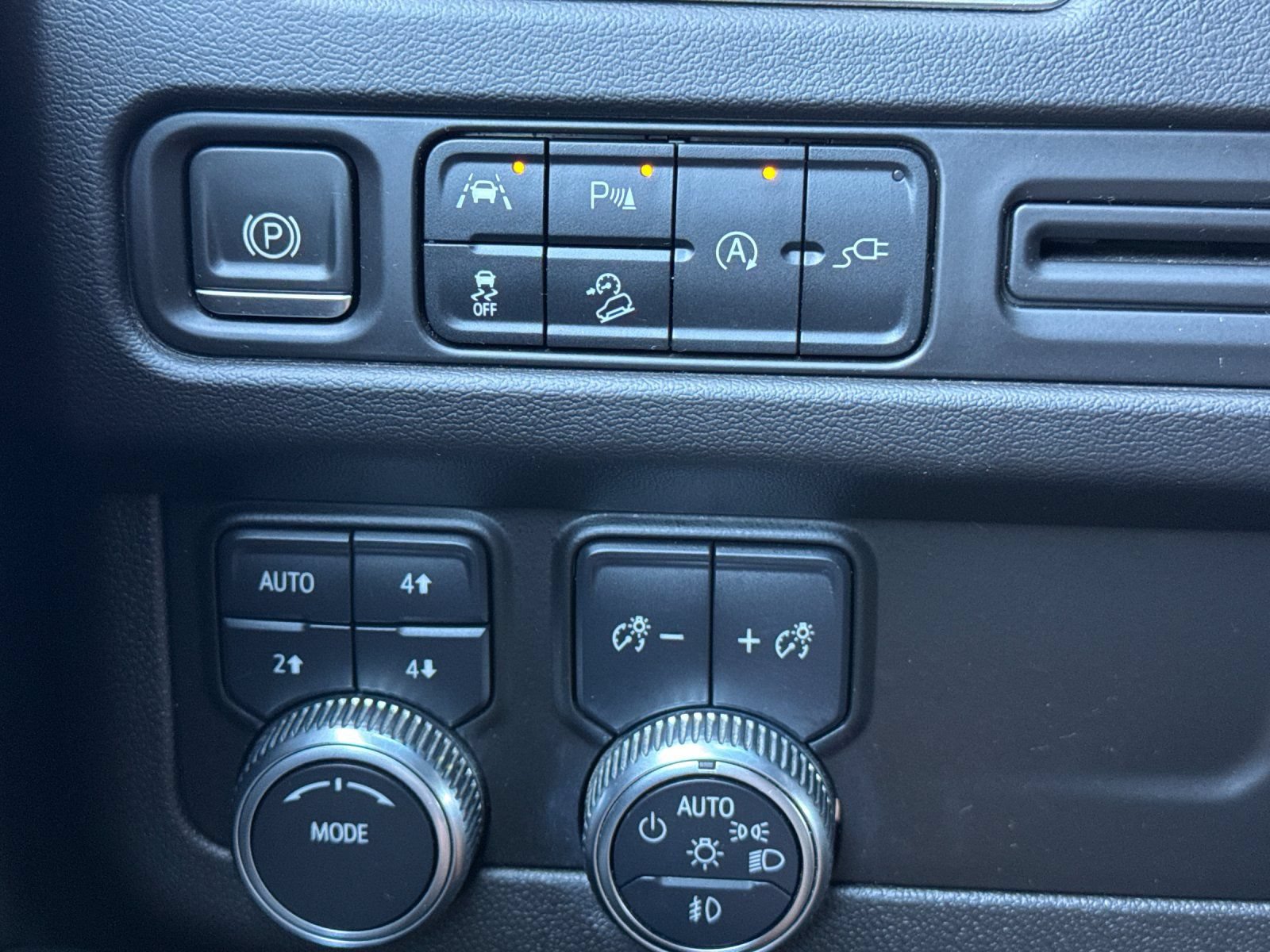 Used 2021 GMC Yukon AT4 AWD/4WD image 34