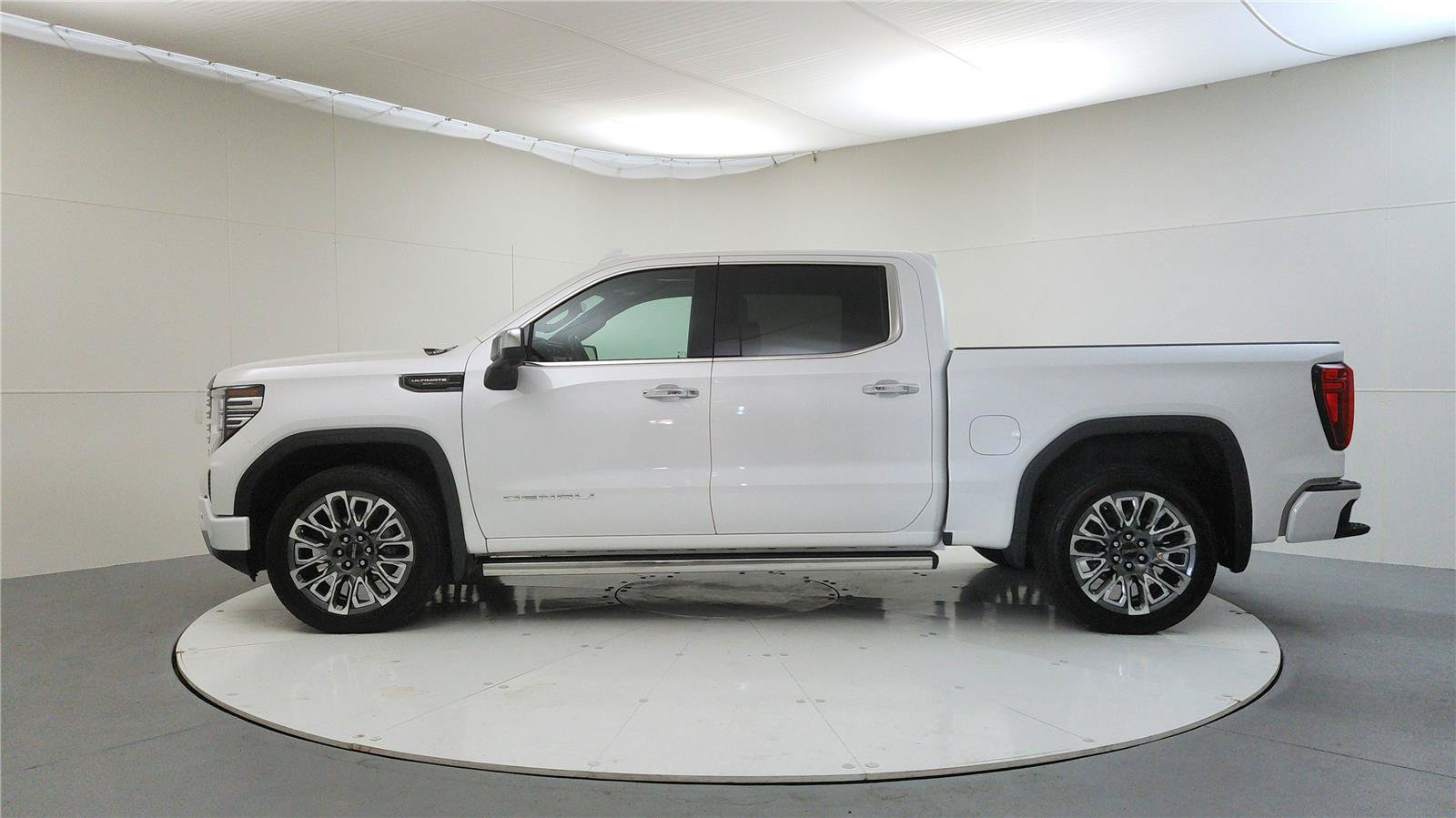 Used 2023 GMC Sierra 1500 Denali Ultimate AWD/4WD image 4