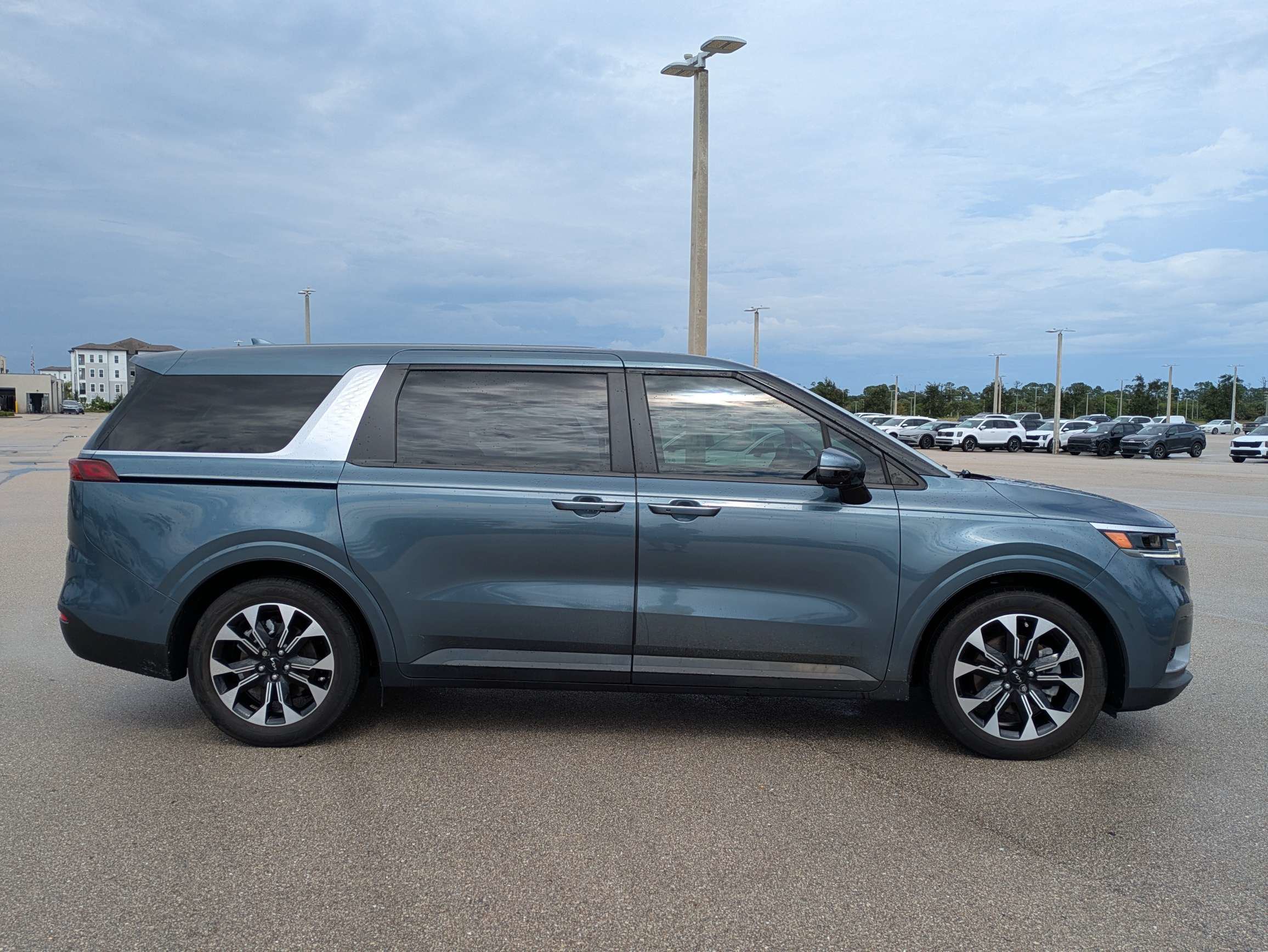 Certified 2024 Kia Carnival EX FWD image 3