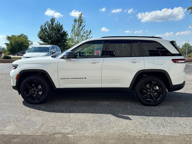 Used 2025 Jeep Grand Cherokee Altitude AWD/4WD image 6