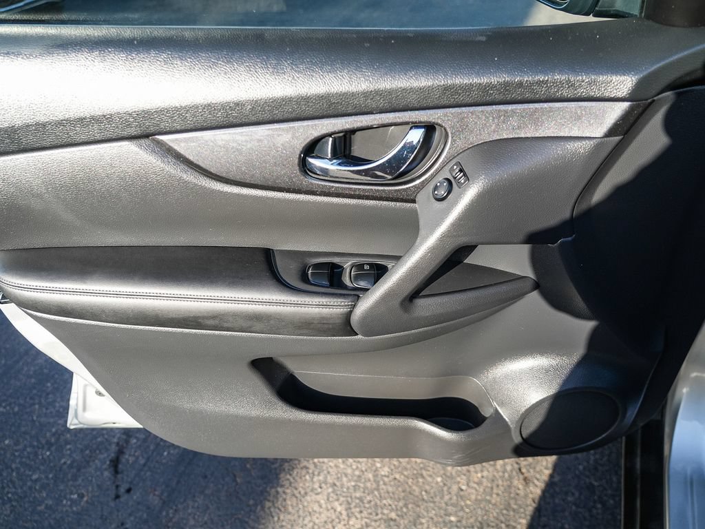 Used 2017 Nissan Rogue SV FWD image 21