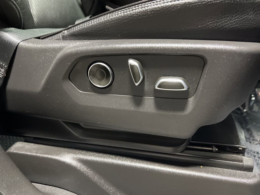 Used 2025 GMC Yukon XL Denali image 11