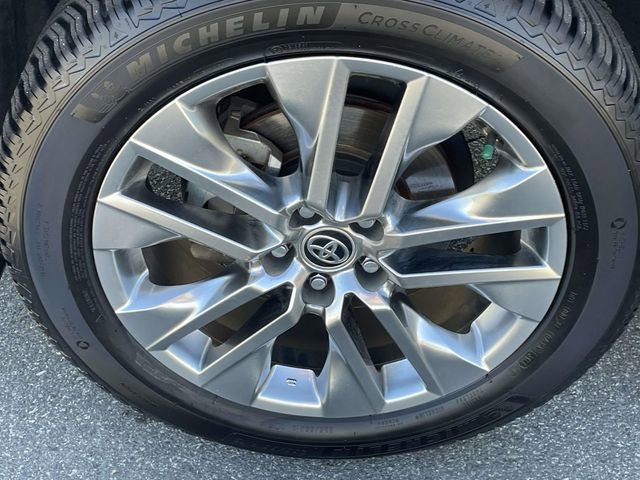 Used 2021 Toyota RAV4 XLE Premium image 5