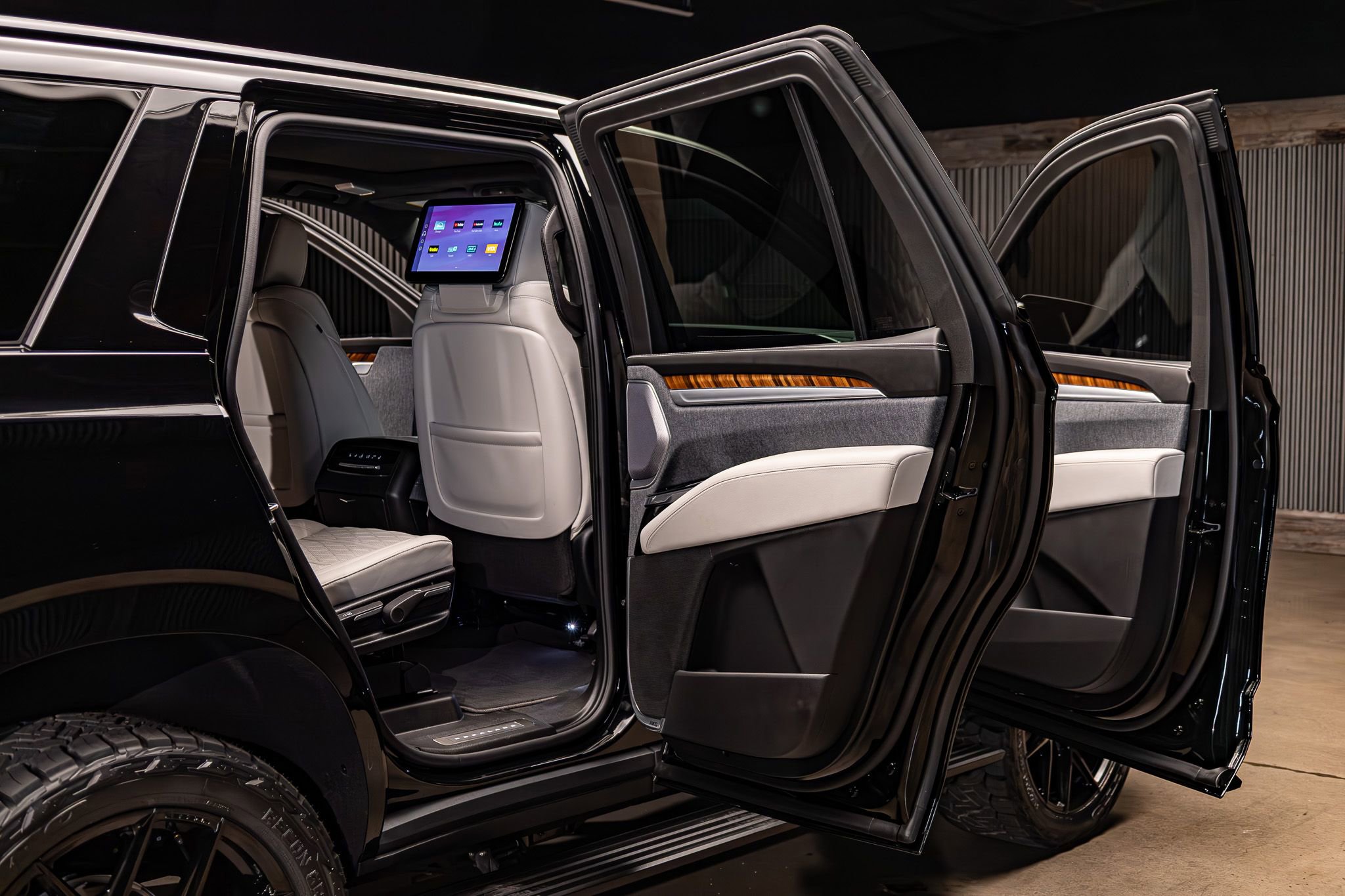 Used 2026 Cadillac Escalade Platinum Sport w/ LPO, ONYX Package image 30