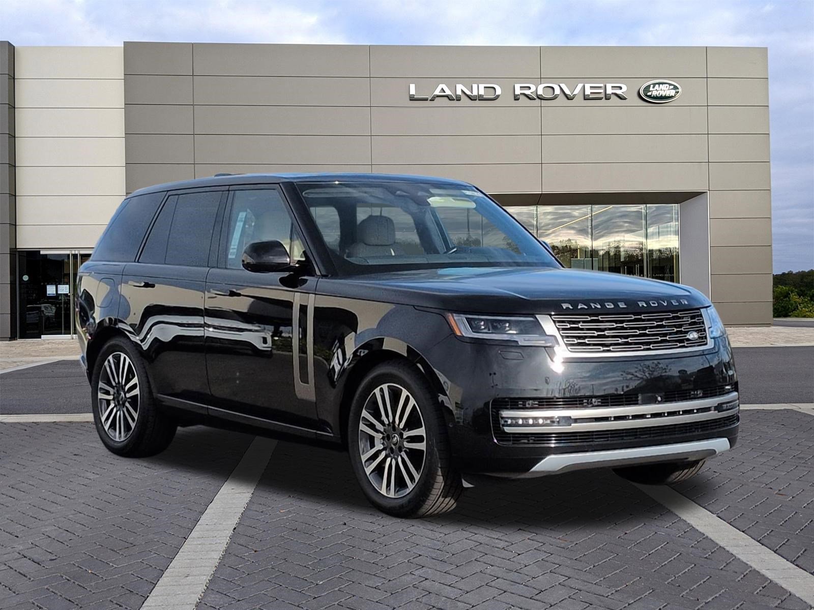 Used 2024 Land Rover Range Rover SE image 3