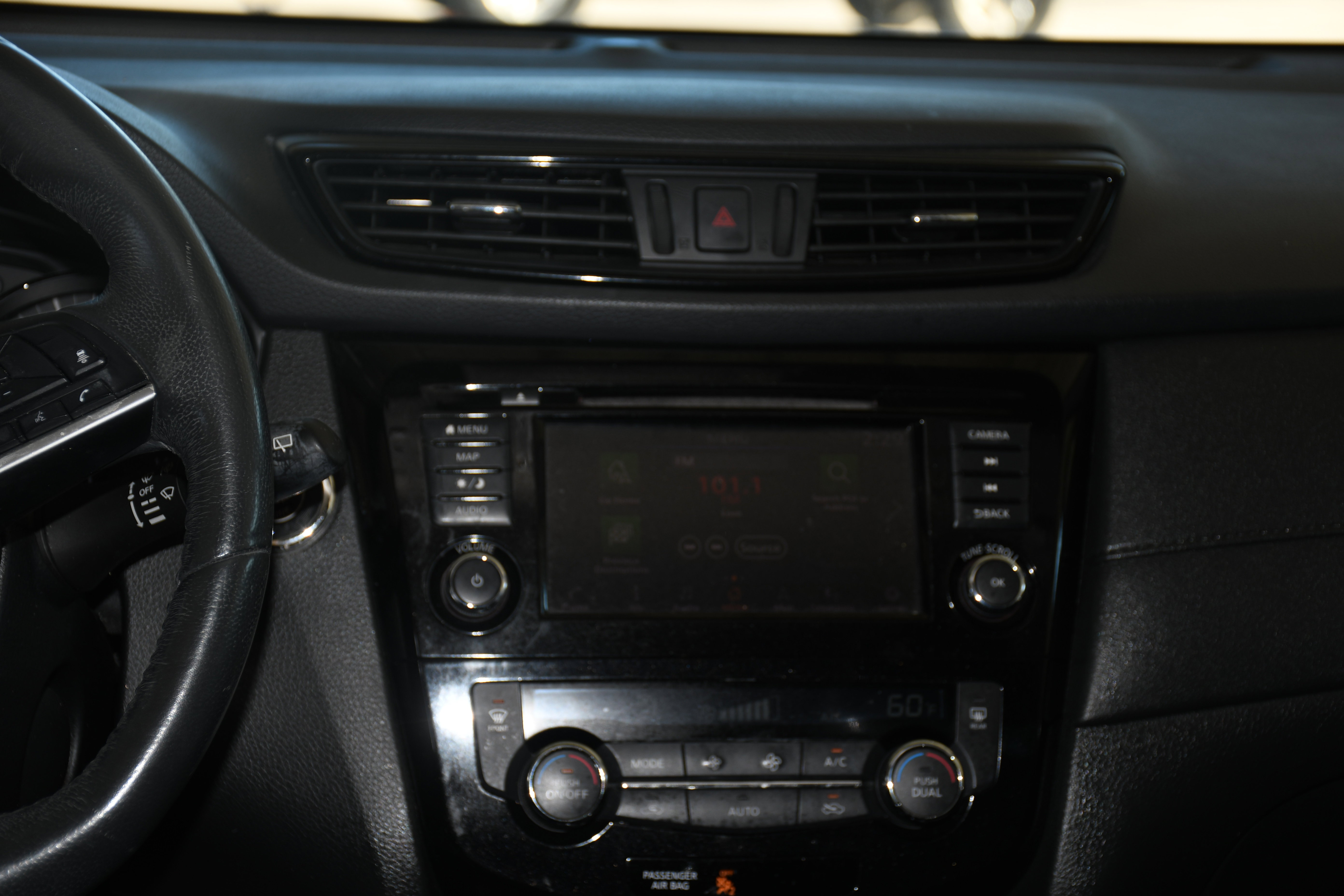 Used 2018 Nissan Rogue SV w/ Premium Package image 17