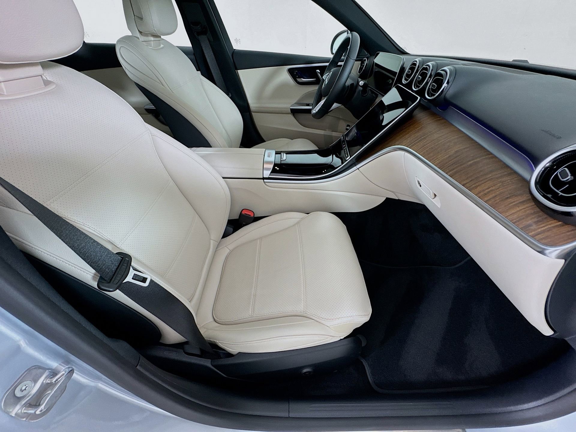 Used 2025 Mercedes-Benz C 300 Sedan image 29