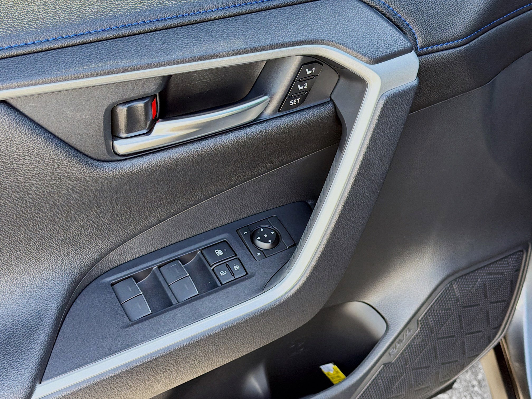 Used 2025 Toyota RAV4 XSE w/ Advanced Technology Package image 22