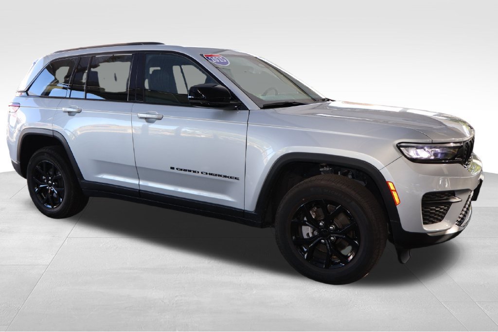 Used 2025 Jeep Grand Cherokee Altitude AWD/4WD image 20