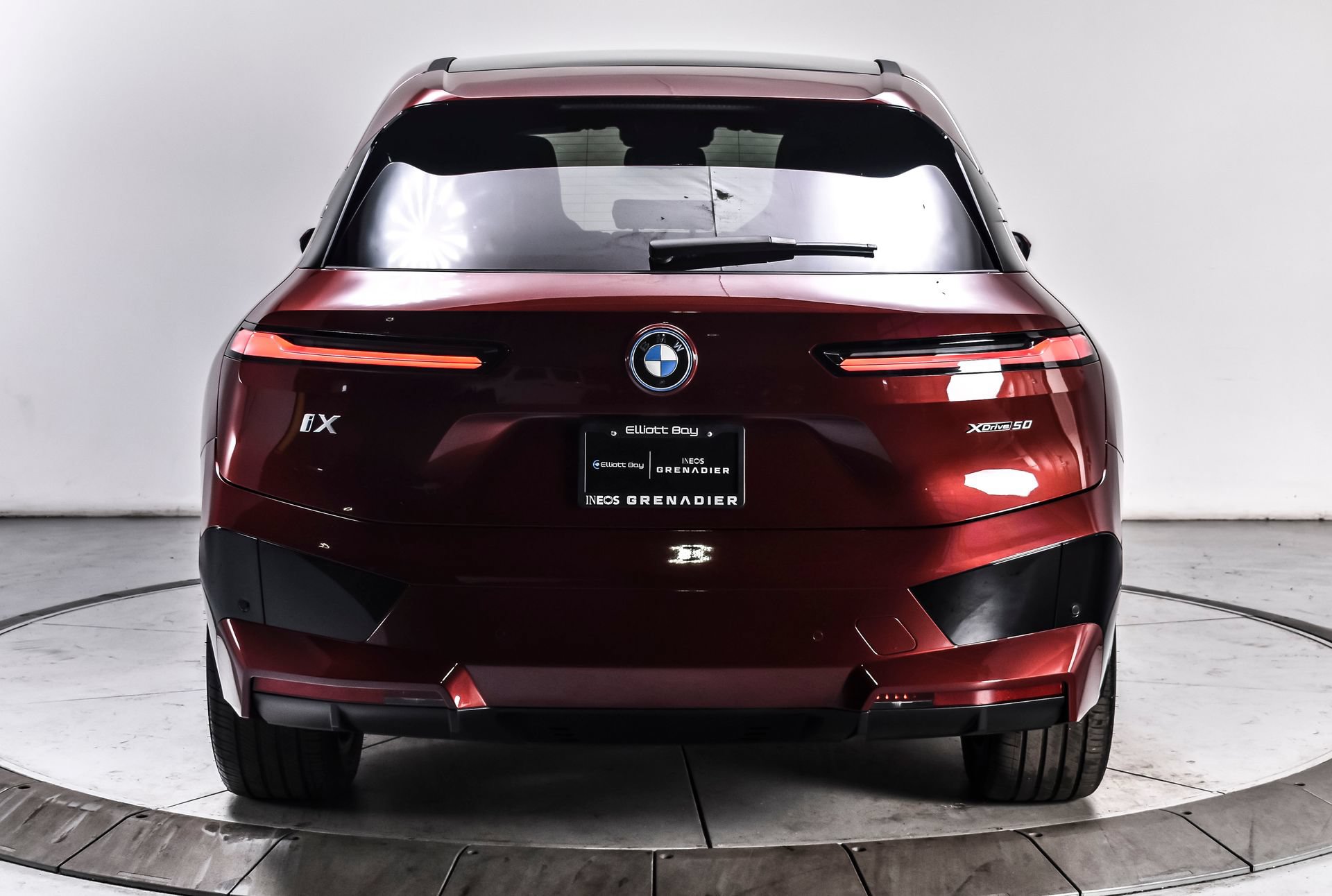 Used 2024 BMW iX xDrive50 w/ Sport Package AWD/4WD image 5