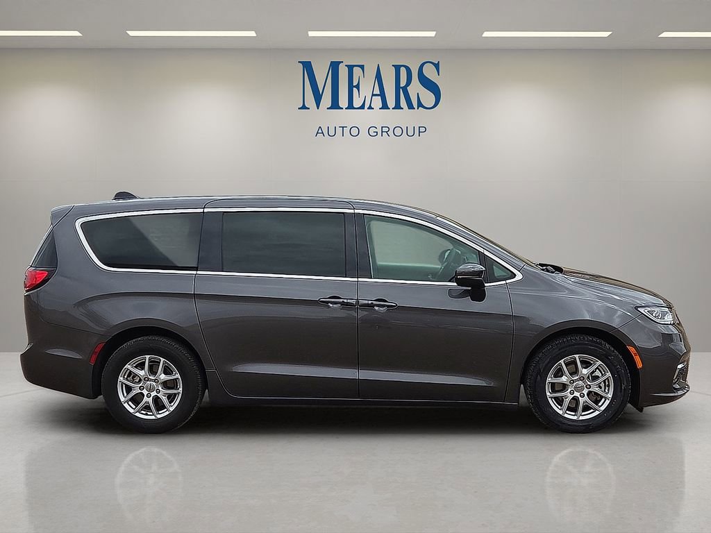 Used 2023 Chrysler Pacifica Touring-L FWD image 6