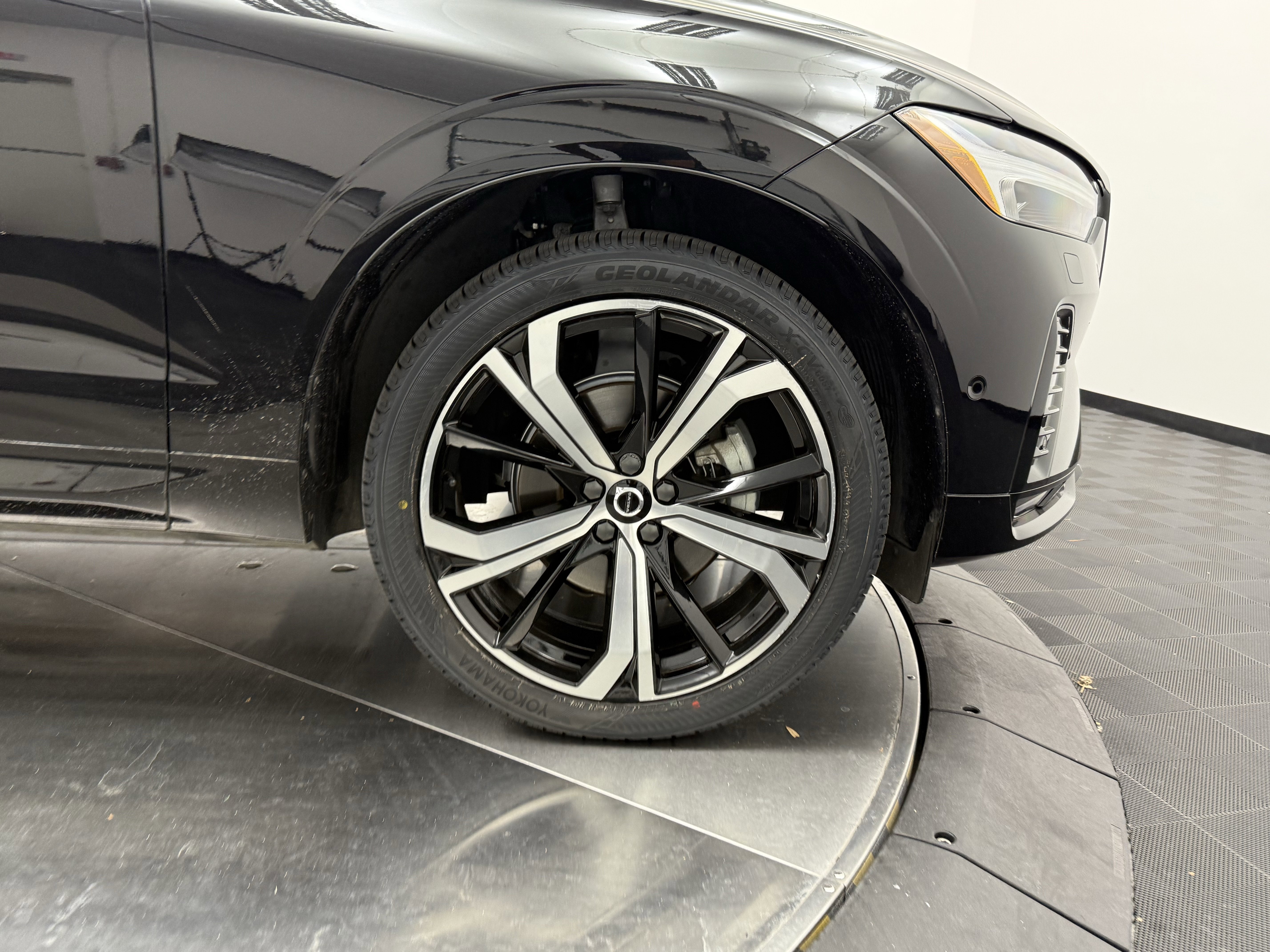 Used 2024 Volvo XC60 B5 Ultimate w/ Protection Package Premier image 9