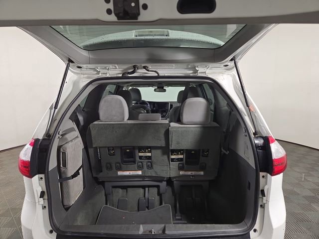 Used 2018 Toyota Sienna LE image 30