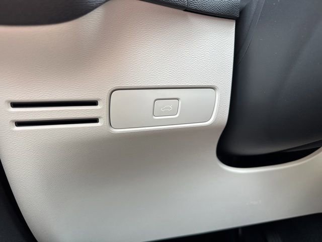 Certified 2023 Volvo XC40 B5 Plus w/ Climate Package AWD/4WD image 30