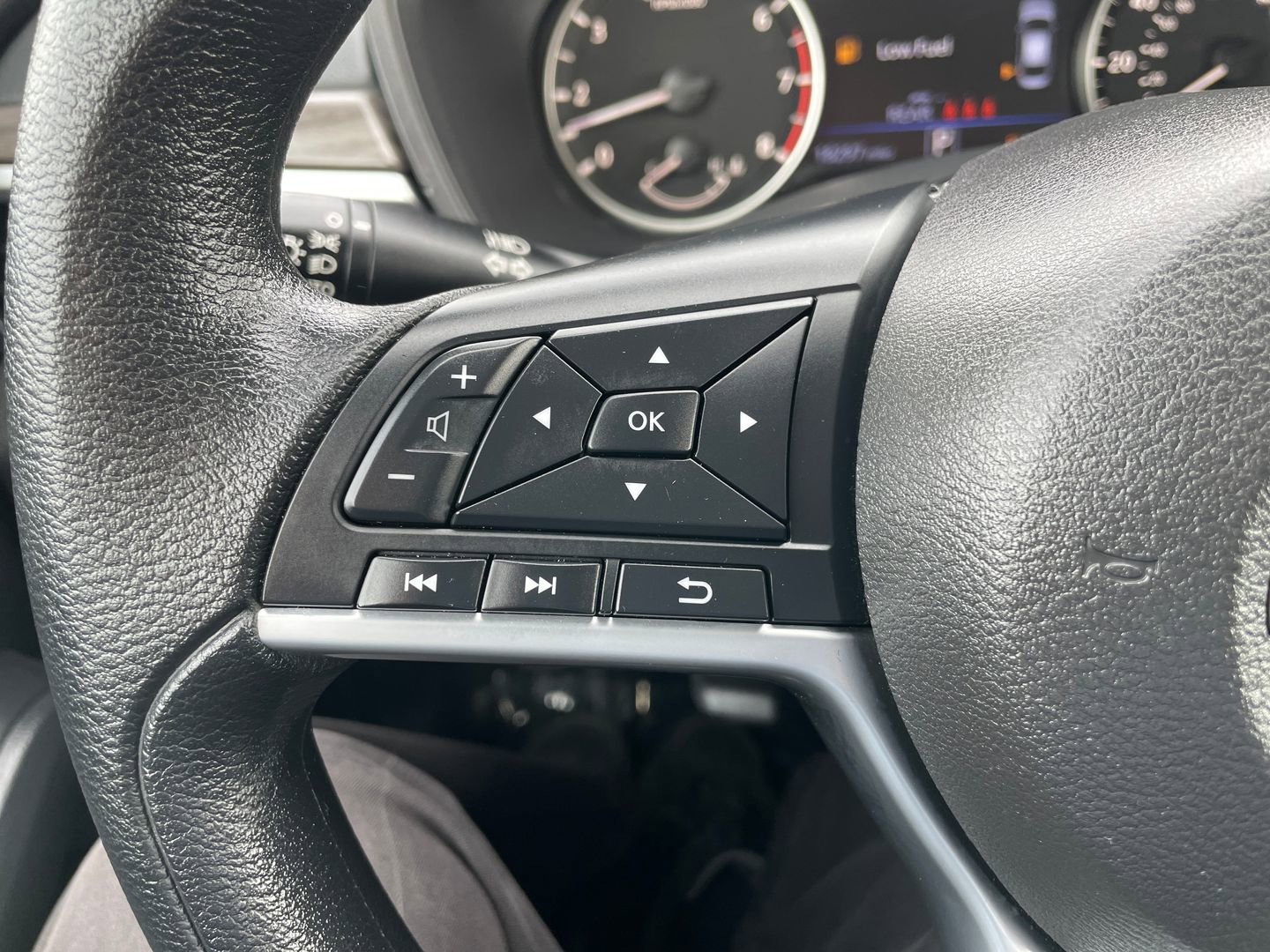 Used 2025 Nissan Altima 2.5 SV FWD image 21
