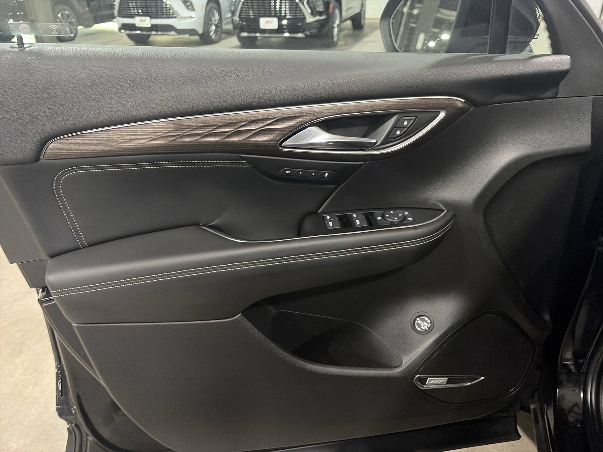 Used 2023 Buick Envision Avenir AWD/4WD image 25
