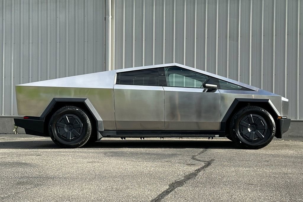Used 2025 Tesla Cybertruck AWD Crew Cab image 3