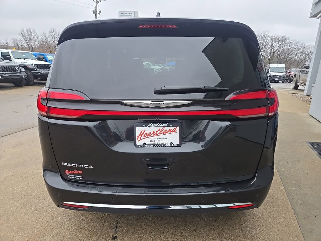 Used 2024 Chrysler Pacifica Touring-L FWD image 9