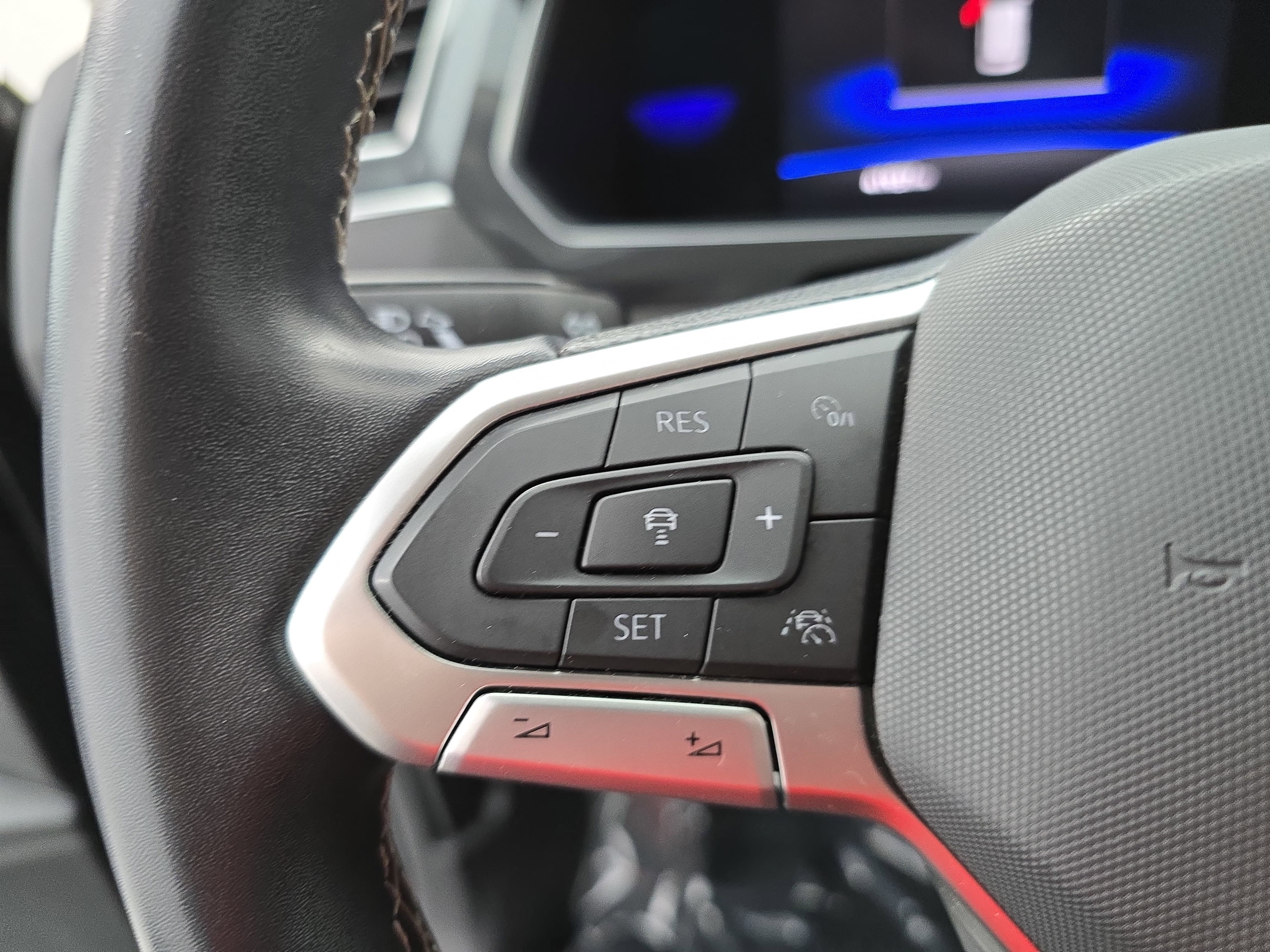 Used 2022 Volkswagen Tiguan SE w/ Panoramic Sunroof Package image 17