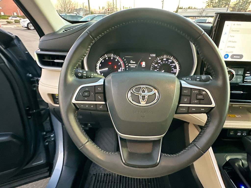 Used 2024 Toyota Highlander XLE image 18