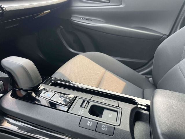 Certified 2025 Toyota Prius LE FWD image 32