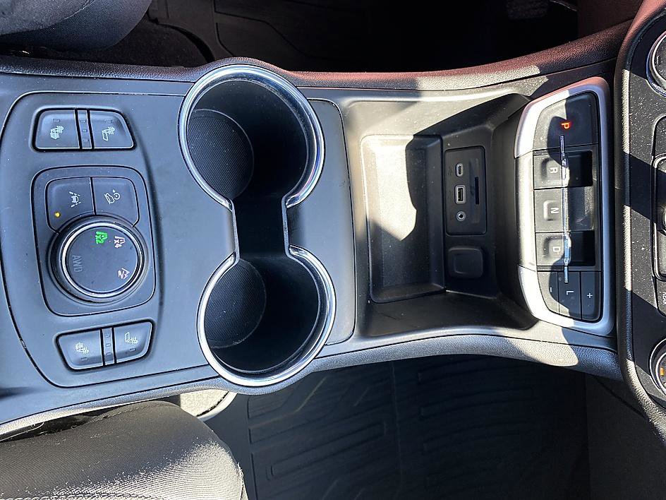 Used 2022 GMC Terrain SLT image 13