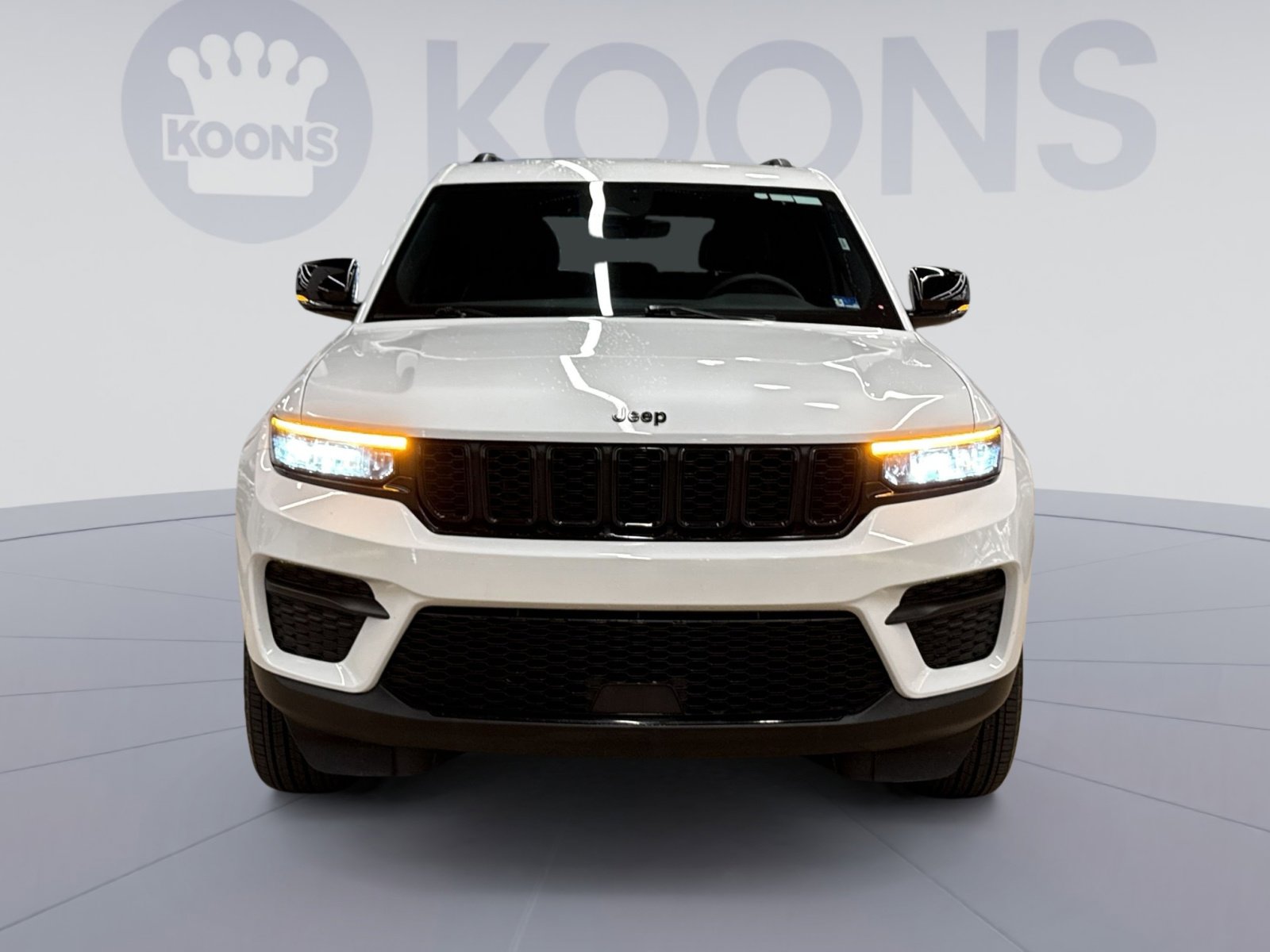 Used 2025 Jeep Grand Cherokee Altitude AWD/4WD image 4