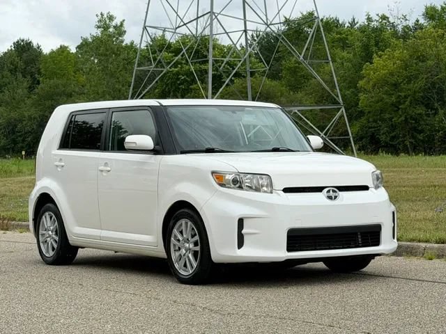 Used 2012 Scion xB FWD image 2