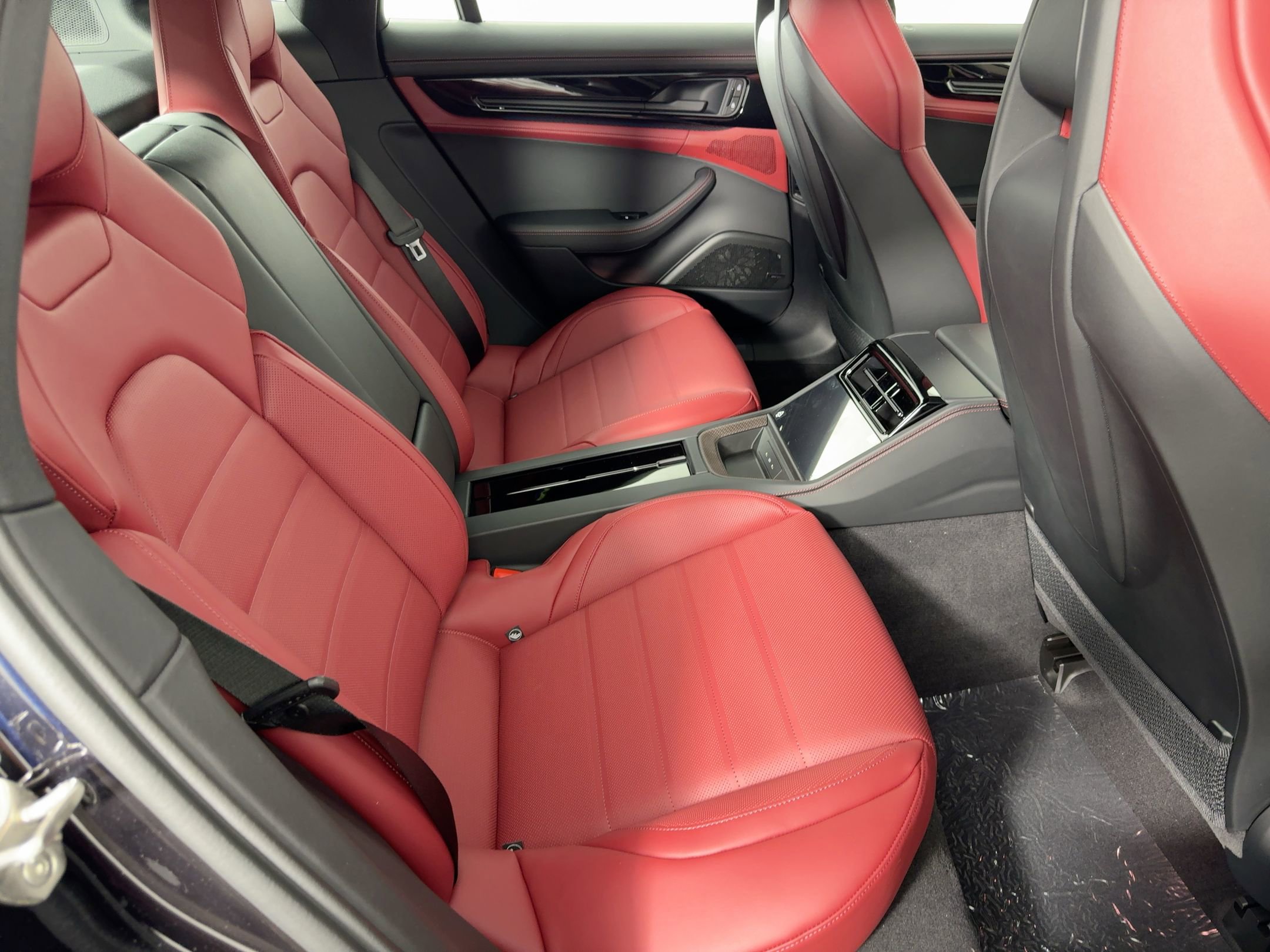 Used 2026 Porsche Panamera image 28