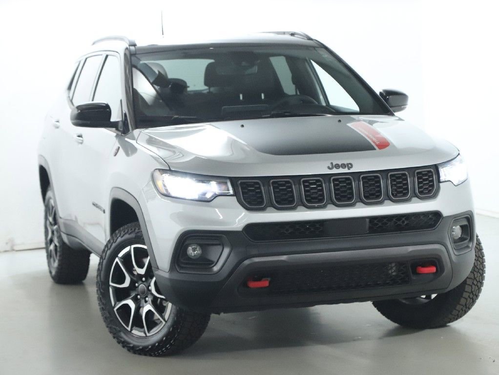 Used 2025 Jeep Compass Trailhawk image 2