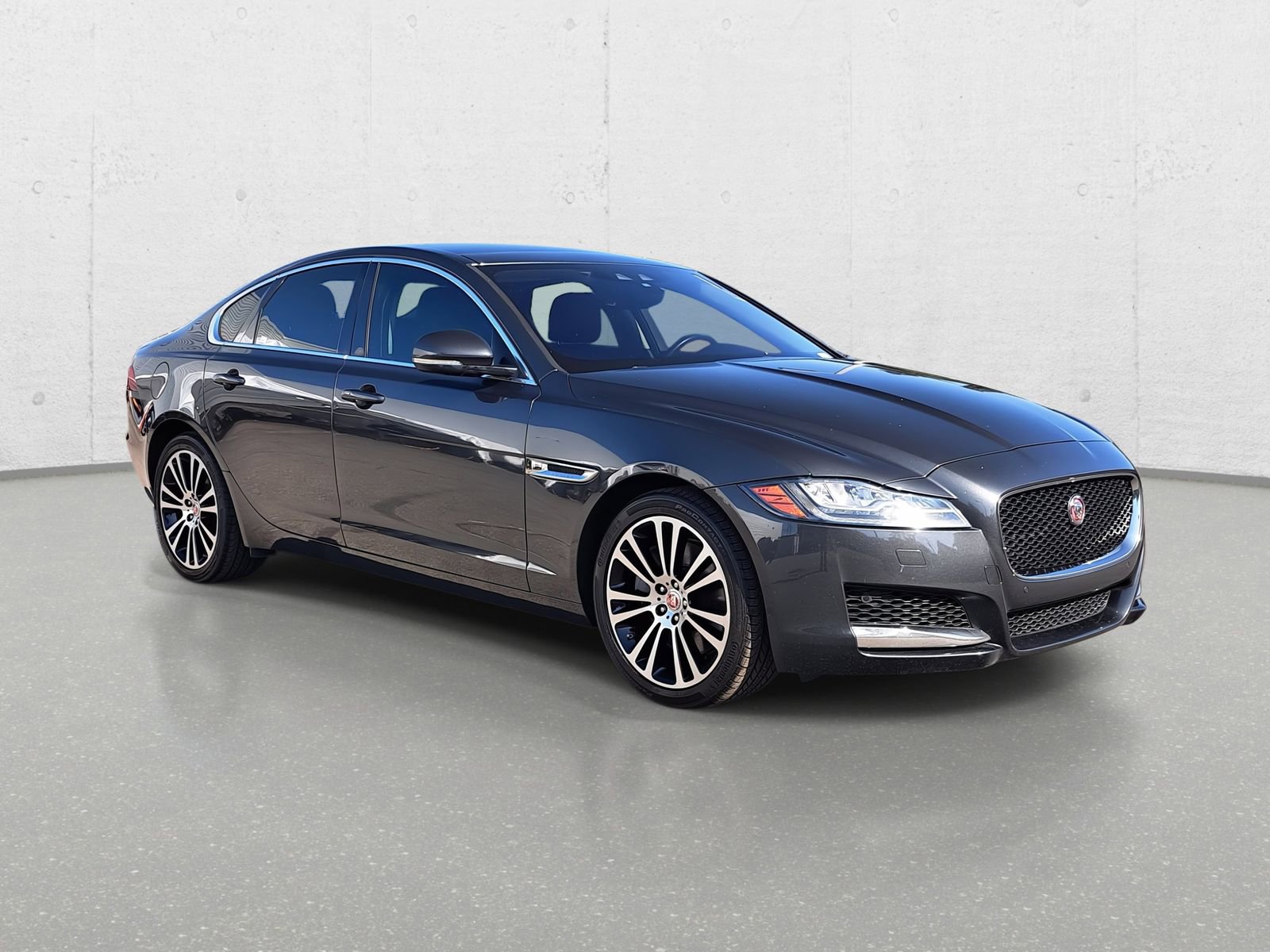 Used 2019 Jaguar XF Prestige image 3