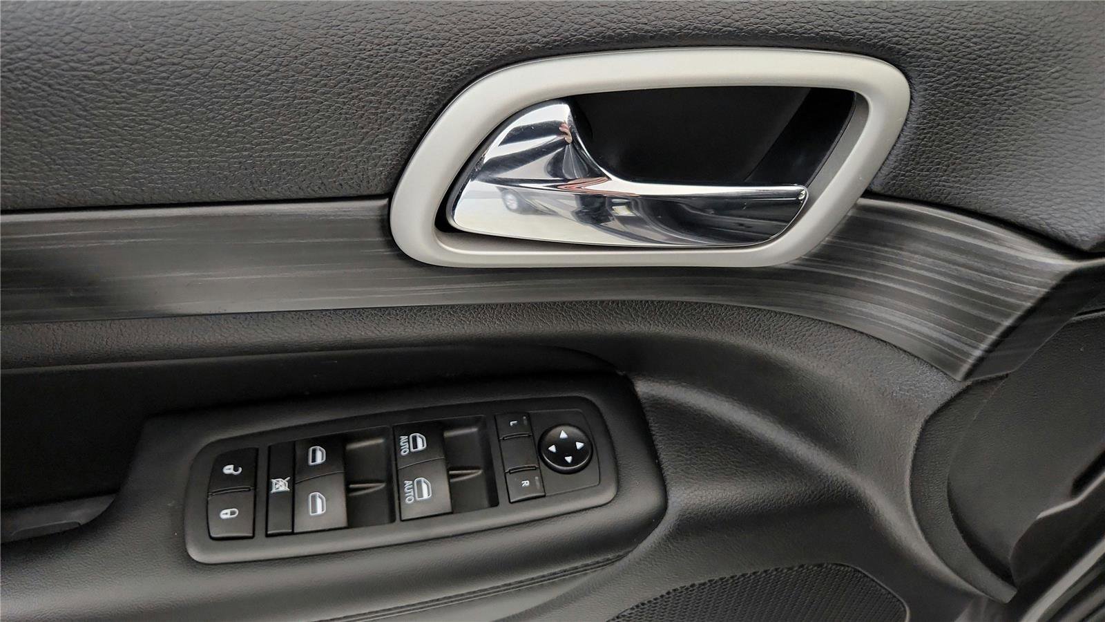 Used 2020 Jeep Grand Cherokee Laredo image 24